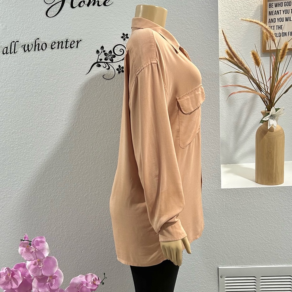 EQUIPMENT Silk Blouse Size M Medium Peach Collared Button Front Pocket Designer - Picture 2 of 4